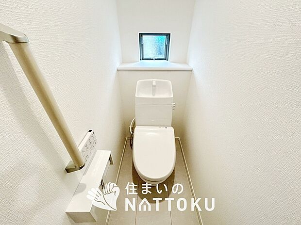 【トイレ】汚れてもサッとひと拭きでお手入れ簡単、エコ仕様の温水洗浄便座付きのトイレです。
バリアフリーにも配慮しています。