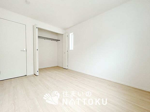 【現地写真（寝室）】木目の美しさを際立たせるシンプルデザインの建具を使用しています。
