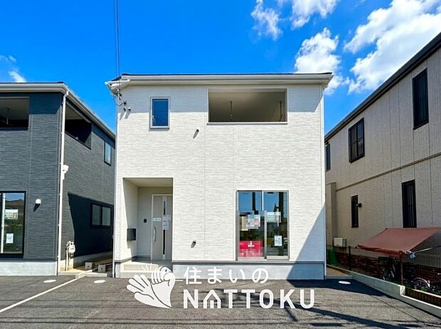 【現地写真（外観）【２号地】】軽くて火災に強い屋根材を採用し、地震時の建物への負担や揺れを軽減しています。