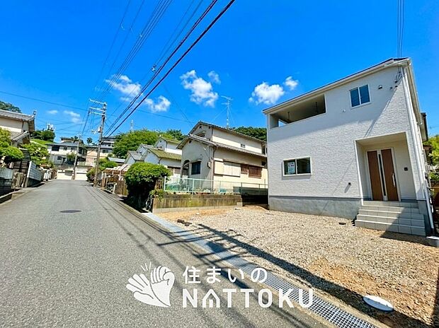 【現地写真（前道含む外観）】軽くて火災に強い屋根材を採用し、地震時の建物への負担や揺れを軽減しています。