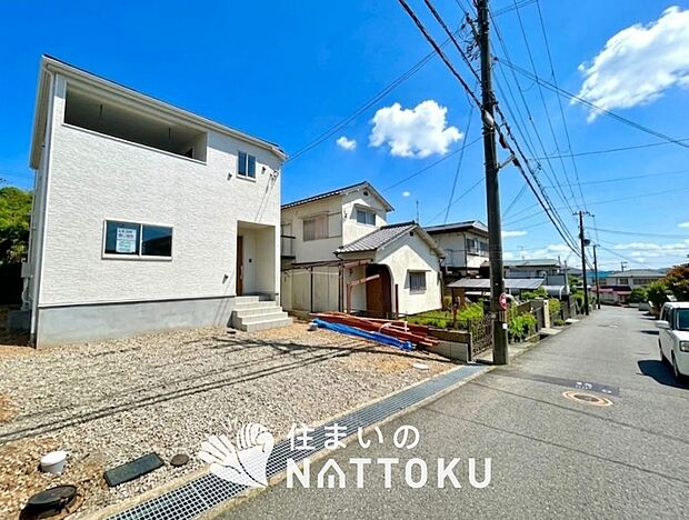【現地写真（前道含む外観）】健康被害に配慮したもっとも安全性の高い建材を採用し、シックハウス対策をしております。