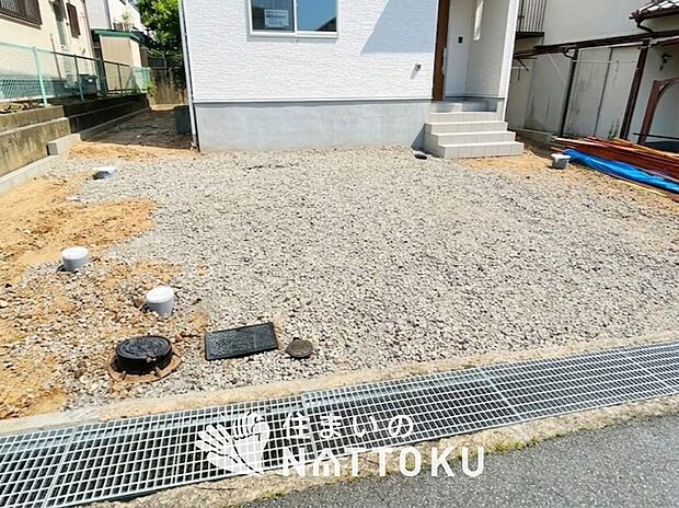 【現地写真（駐車場）】駐車スペースが広く、運転が苦手な方も安心です。