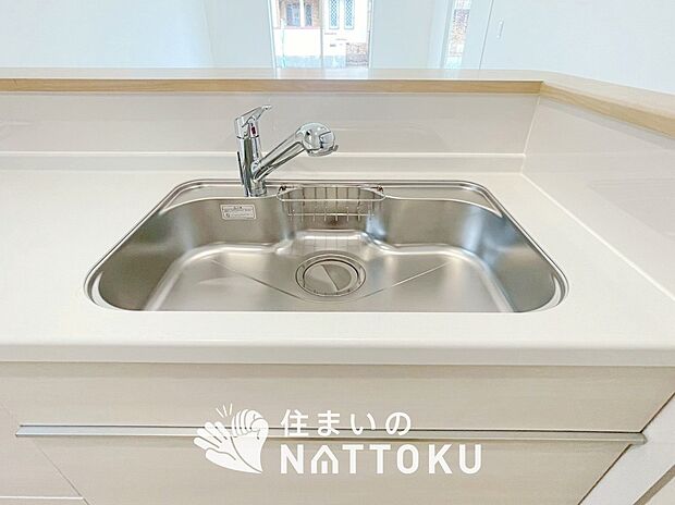 【浄水器内臓ハンドシャワー付シンク】広々とした凸型シンクに洗剤ポケットを標準装備。すっきり収納できます。
また、蛇口の先端に浄水器を内蔵しているため場所をとりません。