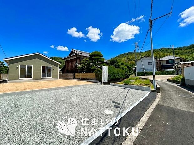 【現地写真（前道含む外観）】健康被害に配慮したもっとも安全性の高い建材を採用し、シックハウス対策をしております。