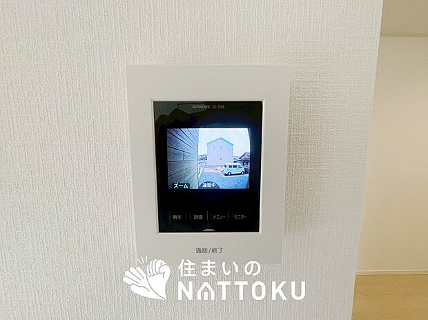 【TVモニター付インターホン】手放し通話ができ、送話表示灯で送話・受話状態が確認できます。
映像と音声で玄関先の様子をチェックできるモニター機能や、夜間の訪問者の顔も確認できるLEDライトを装備しています。