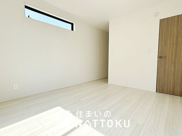 【現地写真（寝室）】木目の美しさを際立たせるシンプルデザインの建具を使用しています。