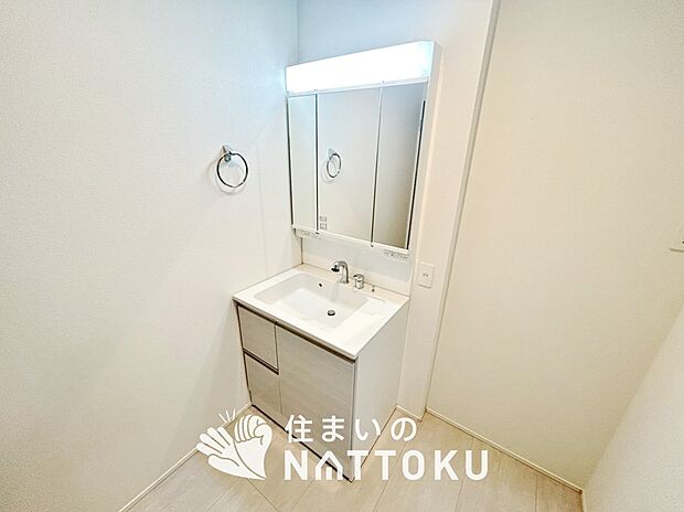 【洗面台・洗面所】鏡の両サイドは、必要なものを取出しやすく、大きな鏡面で朝の準備も快適。
使いやすいリフトアップ機能付きのシングルレバーシャワー水栓付です。
