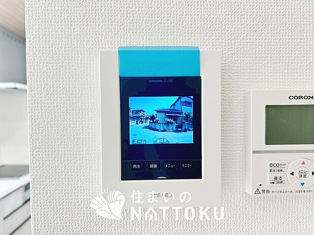 【TVモニター付インターホン】手放し通話ができ、送話表示灯で送話・受話状態が確認できます。
映像と音声で玄関先の様子をチェックできるモニター機能や、夜間の訪問者の顔も確認できるLEDライトを装備しています。