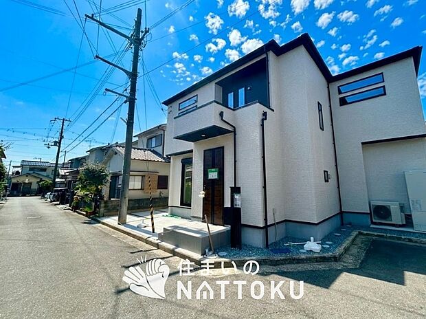 【現地写真（前道含む外観）】軽くて火災に強い屋根材を採用し、地震時の建物への負担や揺れを軽減しています。