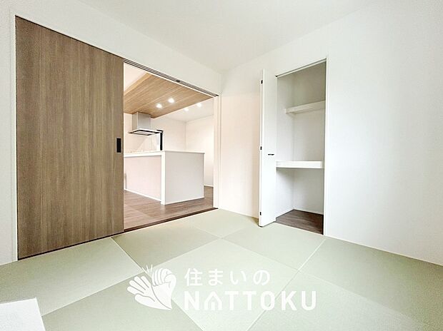 【現地写真（和室）】大壁仕様の新和室。くつろぎの空間です。