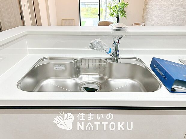 【浄水器内臓ハンドシャワー付シンク】広々とした凸型シンクに洗剤ポケットを標準装備。すっきり収納できます。
また、蛇口の先端に浄水器を内蔵しているため場所をとりません。