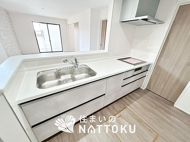 【現地写真（キッチン）】収納たっぷりのシステムキッチン、浄水器付水栓を標準装備しています。