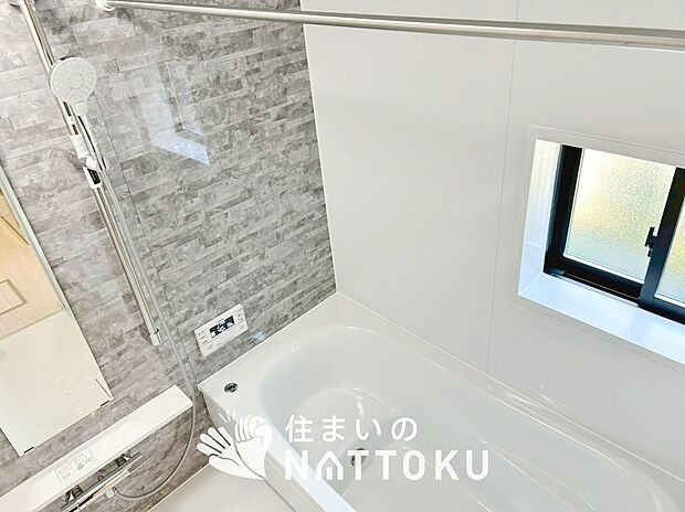 【現地写真（浴室）】浴室暖房乾燥機付き。１坪タイプで広々です。
