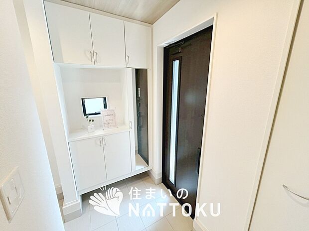 【現地写真（玄関）】玄関には、大型のシューズ収納を設置しています。