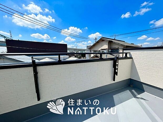 【バルコニー】奥行きが広く、洗濯物をゆったりと干せる十分な広さで、家族の洗濯も捗ります。