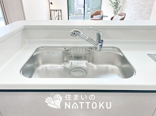 【浄水器内臓ハンドシャワー付シンク】広々とした凸型シンクに洗剤ポケットを標準装備。すっきり収納できます。
また、蛇口の先端に浄水器を内蔵しているため場所をとりません。