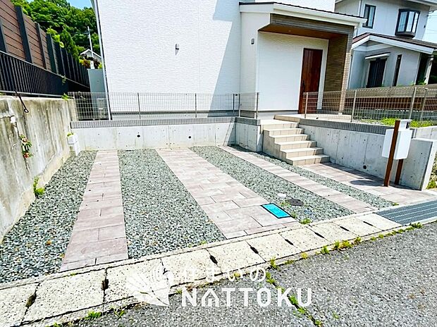 【現地写真(駐車場)】駐車スペースが広く、運転が苦手な方も安心です。