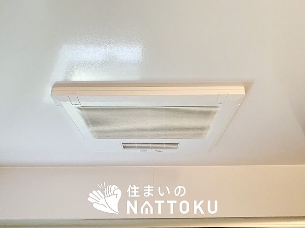 【電気式浴室暖房換気乾燥機】寒い冬場はあたたかく、暑い夏場は扇風機のような心地よさです。
雨の日は、浴室が衣類乾燥スペースになります。