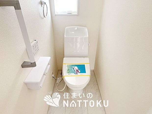【トイレ】汚れてもサッとひと拭きでお手入れ簡単、エコ仕様の温水洗浄便座付きのトイレです。
バリアフリーにも配慮しています。