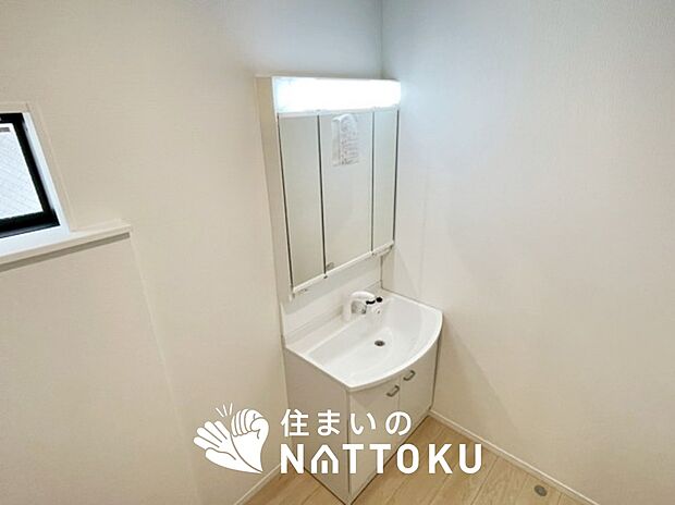 【洗面台・洗面所】鏡の両サイドは、必要なものを取出しやすく、大きな鏡面で朝の準備も快適。
使いやすいリフトアップ機能付きのシングルレバーシャワー水栓付です。