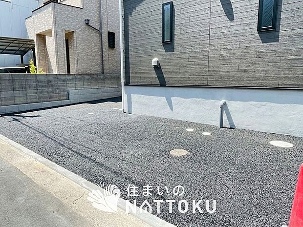 【現地写真（駐車場）】駐車スペースが広く、運転が苦手な方も安心です。
