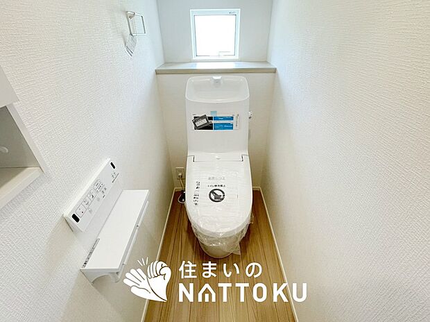 【トイレ】汚れてもサッとひと拭きでお手入れ簡単、エコ仕様の温水洗浄便座付きのトイレです。
バリアフリーにも配慮しています。