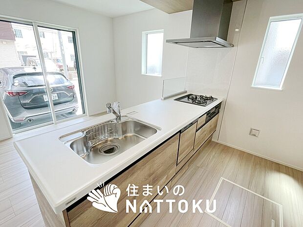 【現地写真（キッチン）】収納たっぷりのシステムキッチン、浄水器付水栓を標準装備しています。
