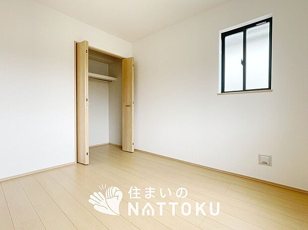 【現地写真（洋室）】木目の美しさを際立たせるシンプルデザインの建具を使用しています。