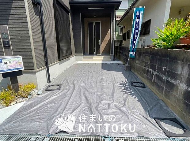 【現地写真（駐車場）】駐車スペースが広く、運転が苦手な方も安心です。