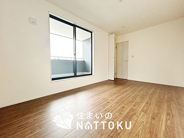 【現地写真（寝室）】木目の美しさを際立たせるシンプルデザインの建具を使用しています。