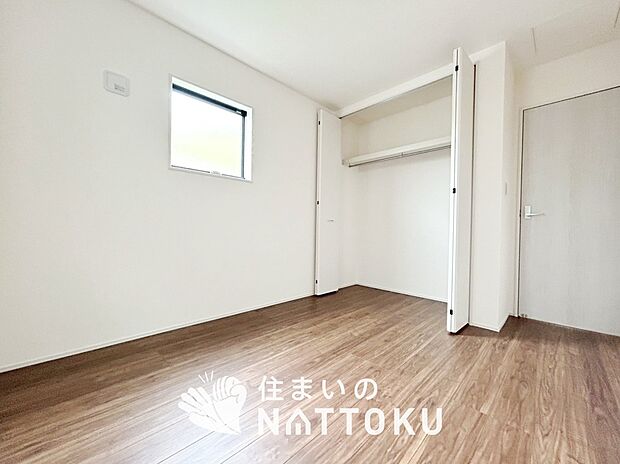 【現地写真（洋室）】木目の美しさを際立たせるシンプルデザインの建具を使用しています。