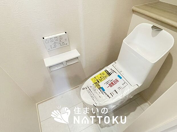 【トイレ】汚れてもサッとひと拭きでお手入れ簡単、エコ仕様の温水洗浄便座付きのトイレです。
バリアフリーにも配慮しています。