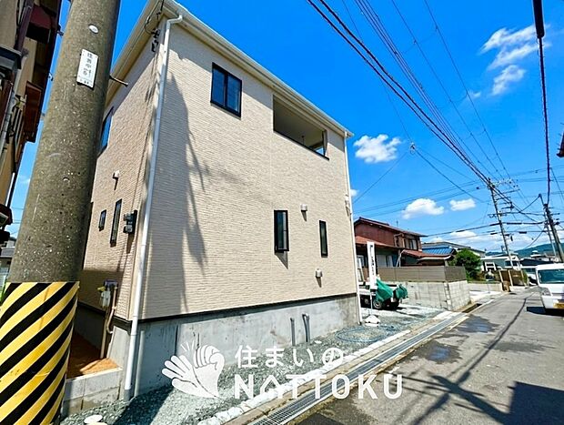 【現地写真（前道含む外観）】健康被害に配慮したもっとも安全性の高い建材を採用し、シックハウス対策をしております。