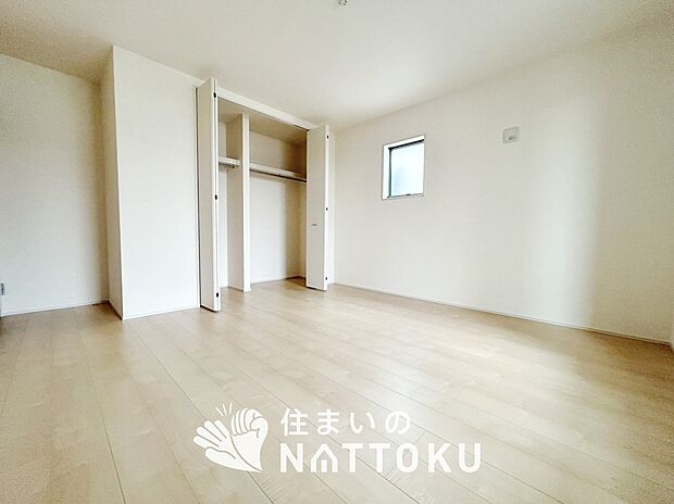 【現地写真（寝室）】木目の美しさを際立たせるシンプルデザインの建具を使用しています。