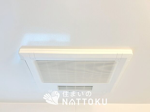 【電気式浴室暖房換気乾燥機】寒い冬場はあたたかく、暑い夏場は扇風機のような心地よさです。
雨の日は、浴室が衣類乾燥スペースになります。