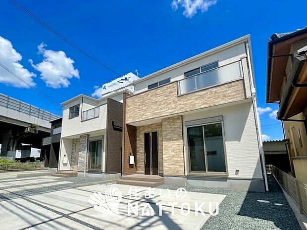 【現地写真（街並み）】軽くて火災に強い屋根材を採用し、地震時の建物への負担や揺れを軽減しています。