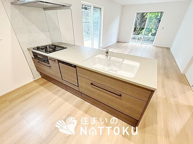 【現地写真(キッチン)】収納たっぷりのシステムキッチン、浄水器付水栓を標準装備しています。