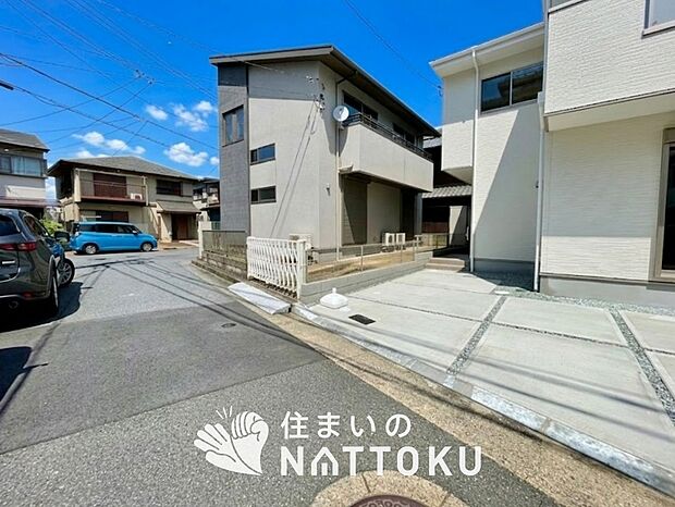 【現地写真(前道含む外観)】断熱性、気密性を高める工夫で一年中ずっと心地よく暮らせる、高気密・高断熱です。