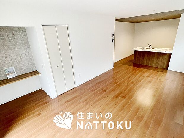 【現地写真(リビング)】フローリング材には、木目、色調など木材特有の風合いがあり、ナチュラルな美しさになっています。