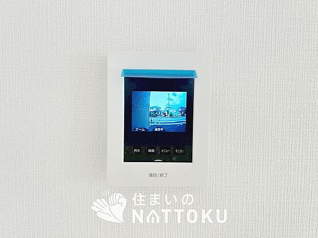 【TVモニター付インターホン】手放し通話ができ、送話表示灯で送話・受話状態が確認できます。
映像と音声で玄関先の様子をチェックできるモニター機能や、夜間の訪問者の顔も確認できるLEDライトを装備しています。