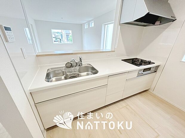 【現地写真(キッチン)】収納たっぷりのシステムキッチン、浄水器付水栓を標準装備しています。