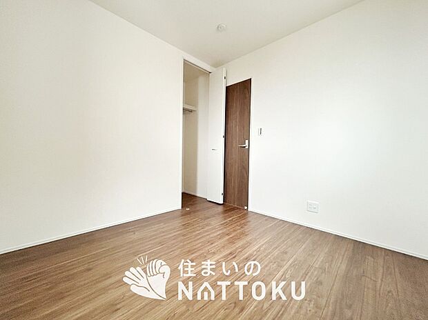 【現地写真(洋室)】木目の美しさを際立たせるシンプルデザインの建具を使用しています。