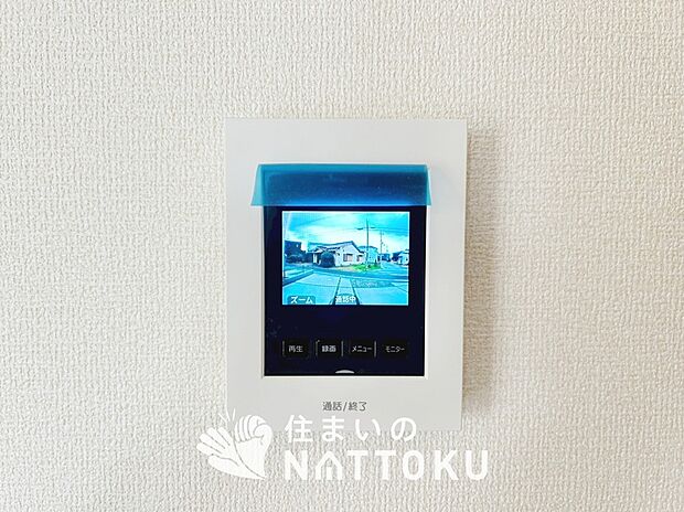 【TVモニター付インターホン】録画機能付きで、自動録画のほか、手動録画もできます。
受話、呼出音量の調整、明るさ調整が可能です。また、来訪者をズーム機能でズームアップして確認できます。