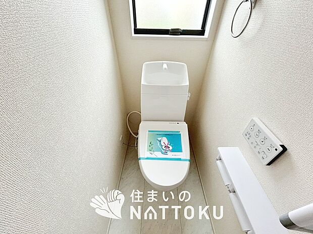 【トイレ】汚れてもサッとひと拭きでお手入れ簡単、エコ仕様の温水洗浄便座付きのトイレです。
バリアフリーにも配慮しています。