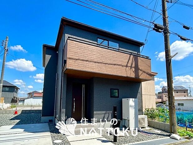 【現地写真(外観)【3号地】】軽くて火災に強い屋根材を採用し、地震時の建物への負担や揺れを軽減しています。