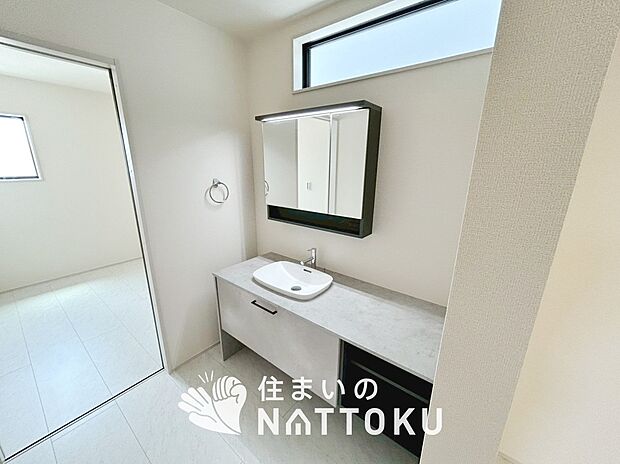 【洗面台・洗面所】鏡の両サイドは、必要なものを取出しやすく、大きな鏡面で朝の準備も快適。
使いやすいリフトアップ機能付きのシングルレバーシャワー水栓付です。