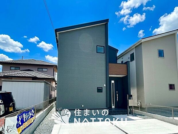【現地写真(外観)【2号地】】軽くて火災に強い屋根材を採用し、地震時の建物への負担や揺れを軽減しています。
