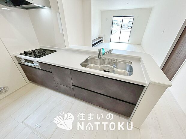 【現地写真(キッチン)】収納たっぷりのシステムキッチン、浄水器付水栓を標準装備しています。