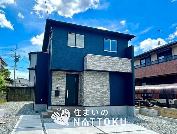 【現地写真(外観)】軽くて火災に強い屋根材を採用し、地震時の建物への負担や揺れを軽減しています。