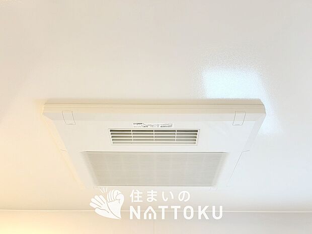 【浴室換気乾燥暖房機】予備暖房や衣類の乾燥に使用できる乾燥機を設置。
雨の日の洗濯物や、部屋干しの衣類等の乾燥に活躍します。